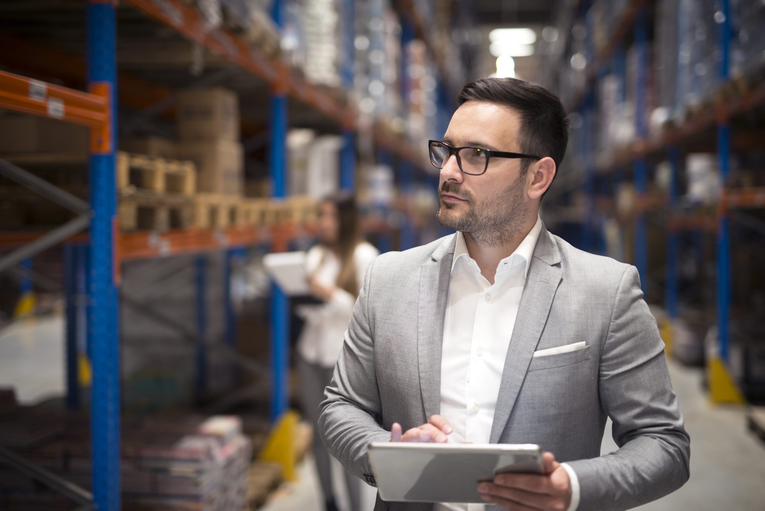 Gestor inspeciona o local com um tablet em mãos, representando a atenção necessária na contratação de uma empresa de segurança para condomínios e empreendimentos.