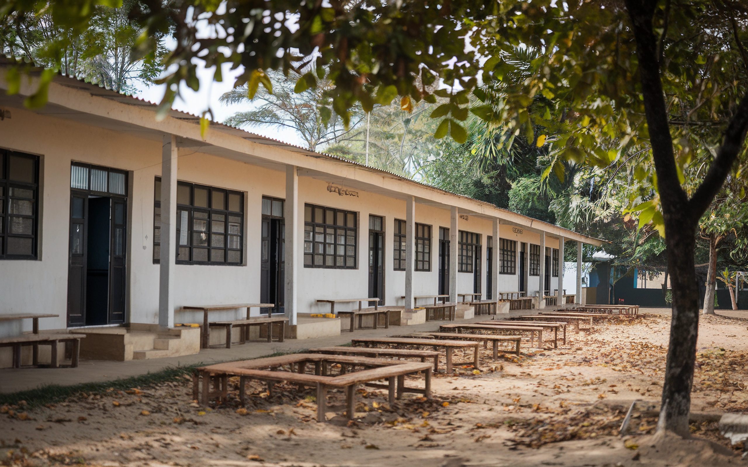 Escola pública com estrutura simples e sinais de desgaste, ilustrando a importância da manutenção predial em escolas.