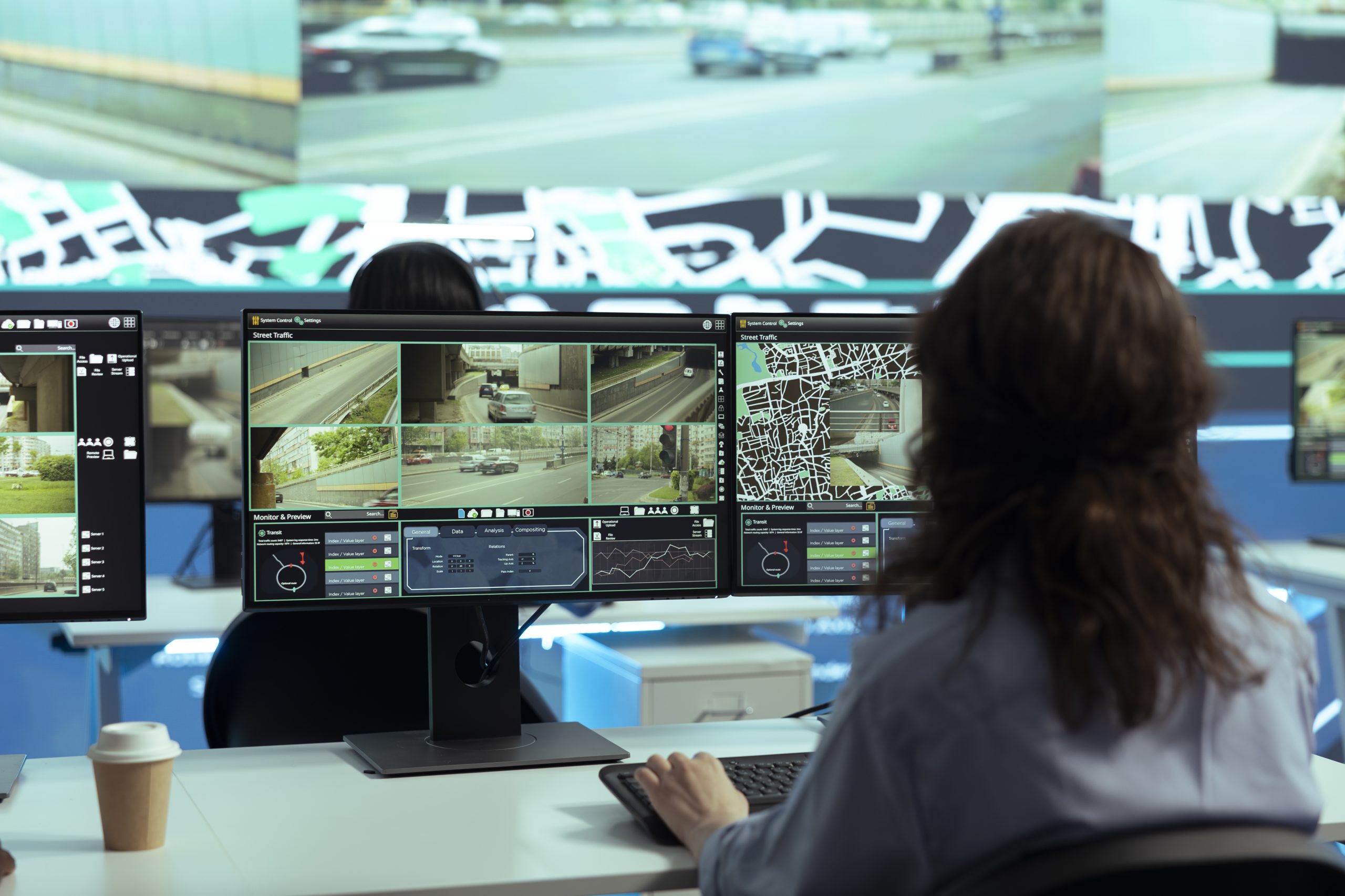 Sala de monitoramento com operadores analisando imagens de CFTV em tempo real para garantir segurança.